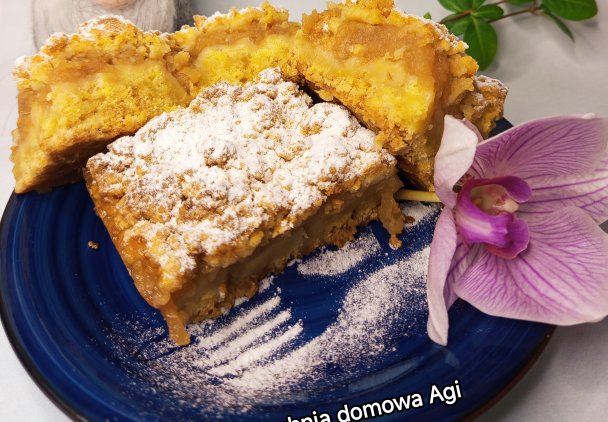 Jabłecznik z dużą ilością jabłek na cieście z kruszonki