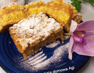 Jabłecznik z dużą ilością jabłek na cieście z kruszonki