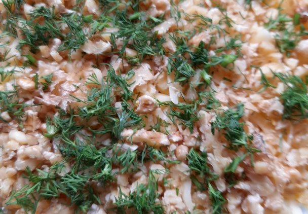 Sałatka warstwowa z tuńczykiem.