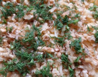 Sałatka warstwowa z tuńczykiem.