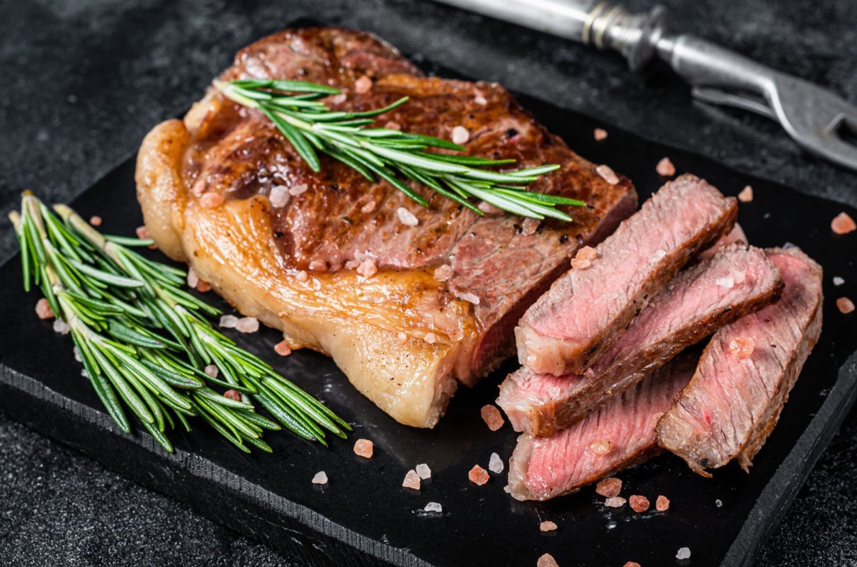 Dlaczego jedzenie w restauracji smakuje lepiej? 5 sekretów szefów kuchni, które odmienią twoje gotowanie