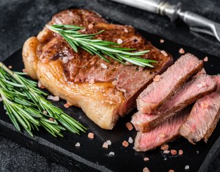 Dlaczego jedzenie w restauracji smakuje lepiej? 5 sekretów szefów kuchni, które odmienią twoje gotowanie