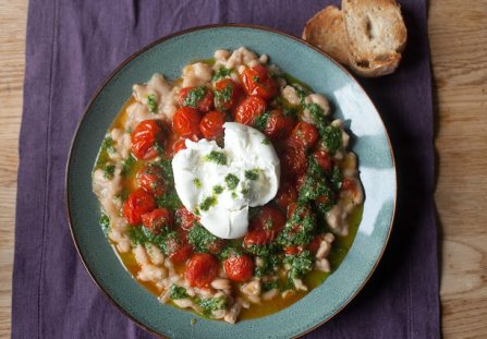 Fasola z pieczonymi pomidorkami i burratą