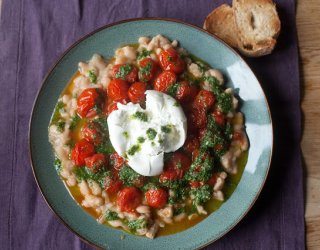 Fasola z pieczonymi pomidorkami i burratą