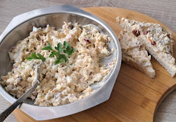 Jajeczna pasta z szynką, żółtym serem i suszonymi pomidorami w oleju.