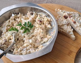 Jajeczna pasta z szynką, żółtym serem i suszonymi pomidorami w oleju.