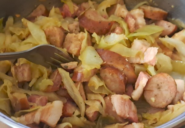 Kapusta biała z boczkiem i kiełbasą.