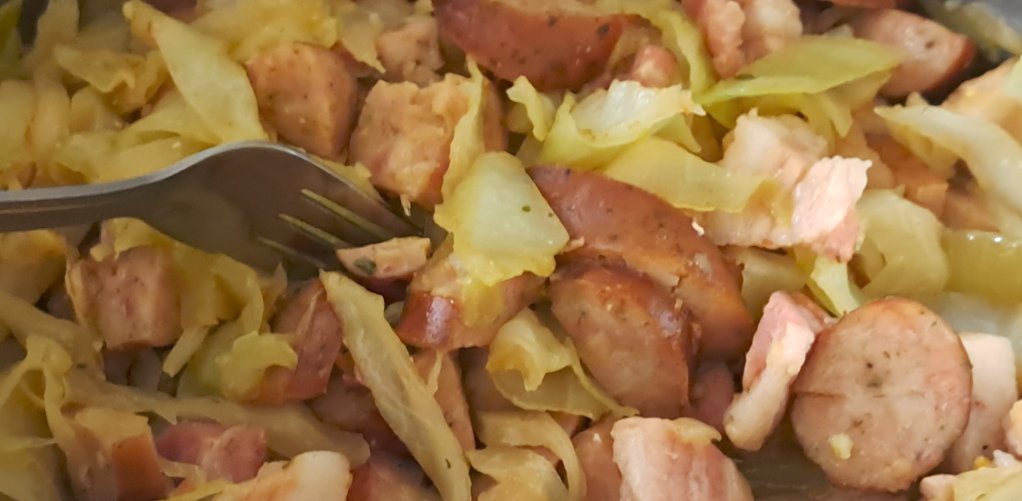 Kapusta biała z boczkiem i kiełbasą