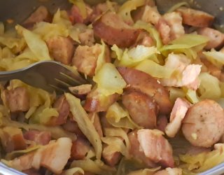 Kapusta biała z boczkiem i kiełbasą.