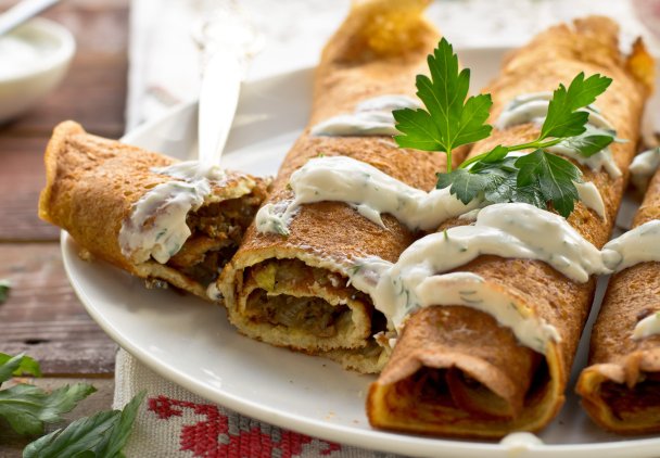 Naleśniki z sosem czosnkowym