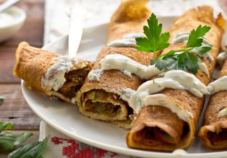 Naleśniki z sosem czosnkowym