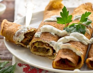 Naleśniki z sosem czosnkowym