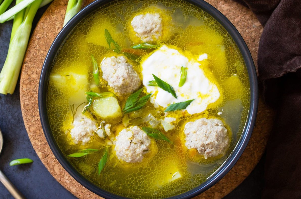 Przesoliłaś zupę? Biały składnik zadziała jak "magnes" na sól