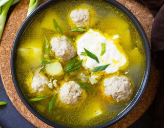 Przesoliłaś zupę? Biały składnik zadziała jak "magnes" na sól