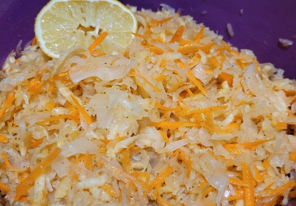 Surówka z kiszonej kapusty.