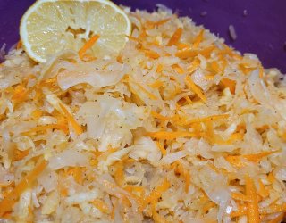 Surówka z kiszonej kapusty.