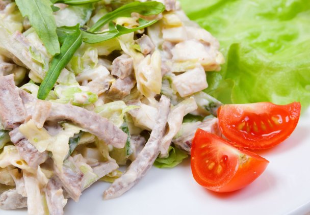 Sałatka z szynką i selerem