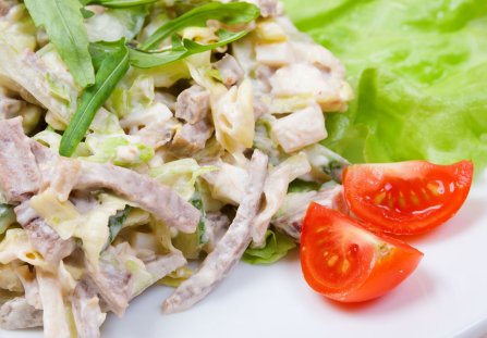 Sałatka z szynką i selerem