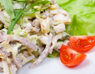 Sałatka z szynką i selerem