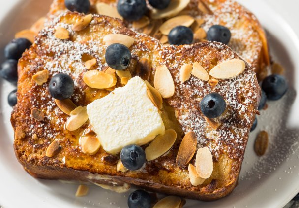 Tosty francuskie z babki drożdżowej