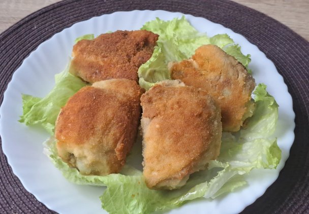 Uda kurczaka gotowane, panierowane i smażone.