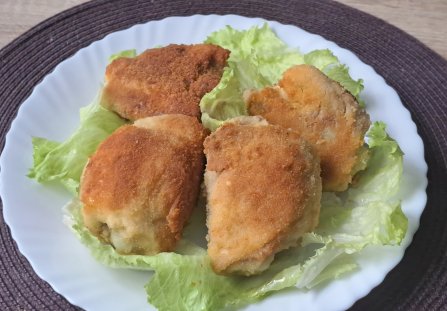 Uda kurczaka gotowane, panierowane i smażone.