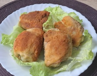 Uda kurczaka gotowane, panierowane i smażone.