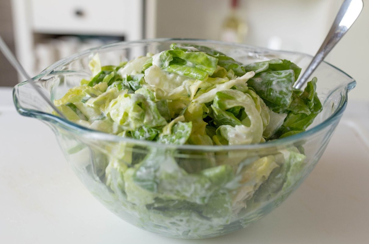 Sałata ze śmietaną i koperkiem. Jak zrobić idealny sos, który nie spłynie z liści?