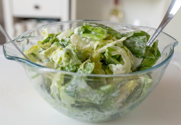 Sałata ze śmietaną i koperkiem. Jak zrobić idealny sos, który nie spłynie z liści?