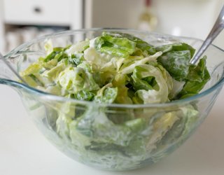 Sałata ze śmietaną i koperkiem. Jak zrobić idealny sos, który nie spłynie z liści?