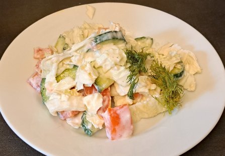 Sałatka z kapusty pekińskiej, ogórka, pomidora oraz sosu.
