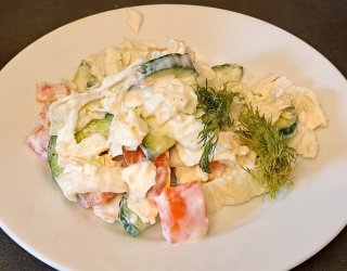Sałatka z kapusty pekińskiej, ogórka, pomidora oraz sosu.