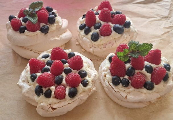 Bezowe gniazdka z kremem śmietankowo - serowym i owocami.