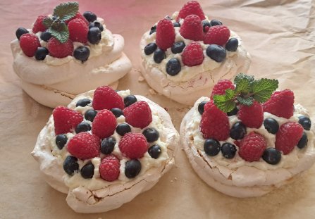 Bezowe gniazdka z kremem śmietankowo - serowym i owocami.