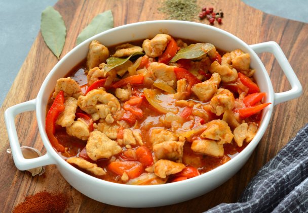 Gulasz drobiowy z papryką
