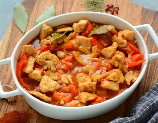 Gulasz drobiowy z papryką