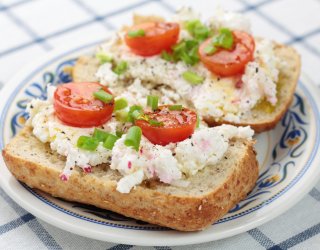Pasta twarogowa z rzodkiewką i jajkiem