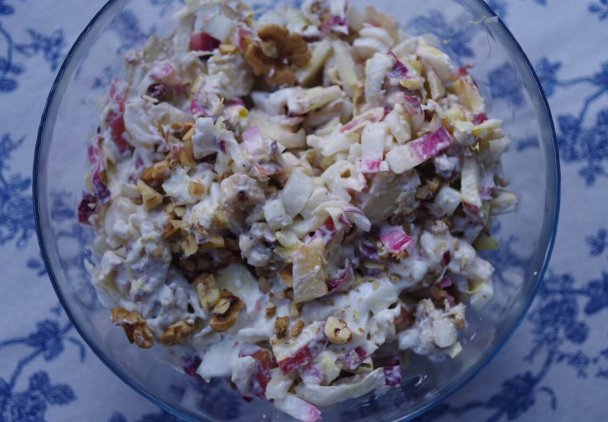 Surówka z cykorii i jabłek w sosie śmietankowym