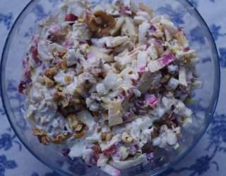 Surówka z cykorii i jabłek w sosie śmietankowym