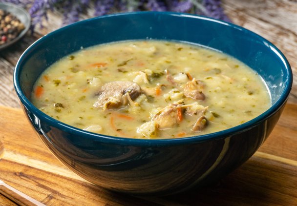 Zupa ogórkowa na żeberkach