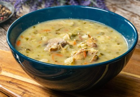 Zupa ogórkowa na żeberkach