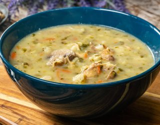 Zupa ogórkowa na żeberkach