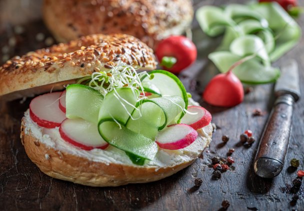 Kiełki z parapetu cały rok. Co najlepiej wysiewać i do czego stosować