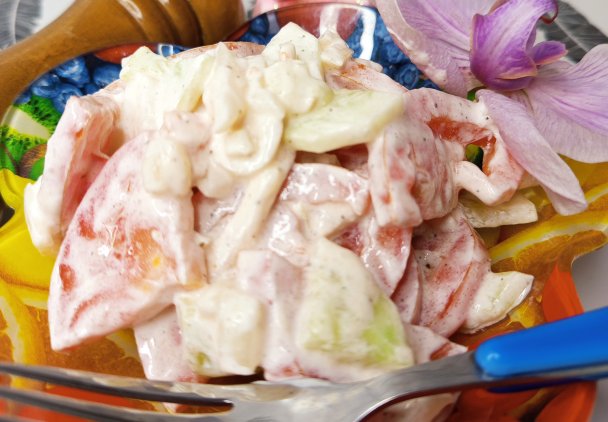 Surówka z cebuli, ogórka gruntowego i pomidorów w śmietanie