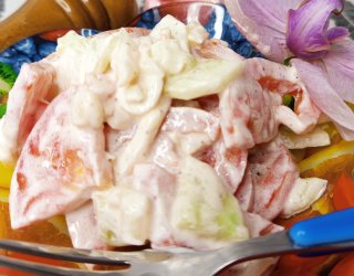 Surówka z cebuli, ogórka gruntowego i pomidorów w śmietanie