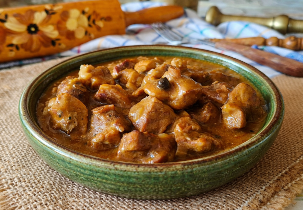 Gulasz z łopatki wieprzowej