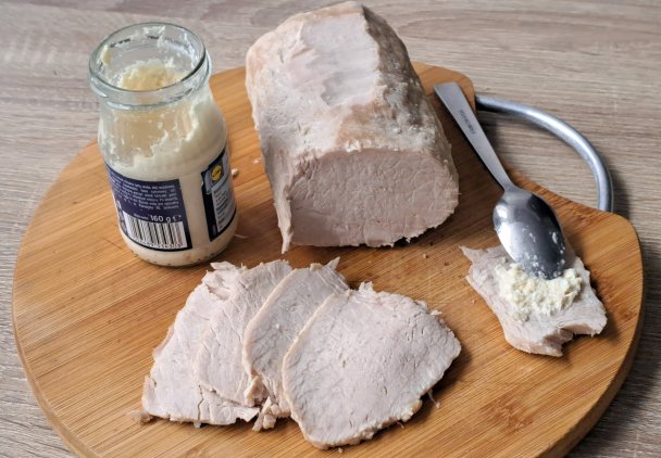 Schab gotowany w wodzie połączonej z mlekiem.