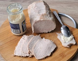 Schab gotowany w wodzie połączonej z mlekiem.