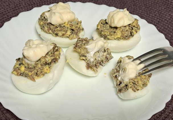 Jajka nadziewane pieczarkami i serkiem topionym.