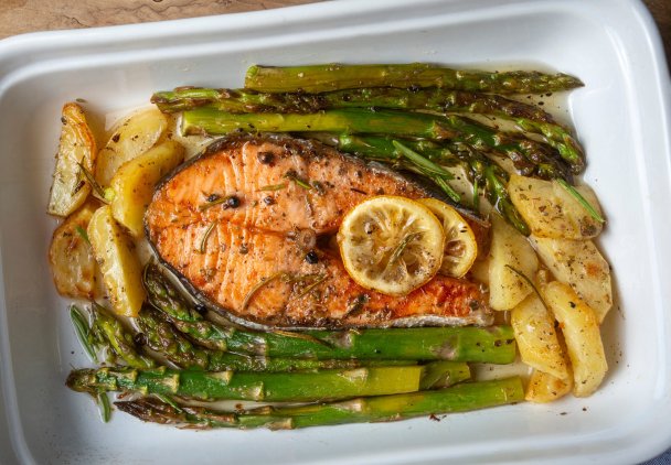 Łosoś pieczony ze szparagami